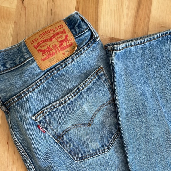 Levis 501 xx Jeans Mens 34x32 Button Fly Straight Leg Light Wash Classic Denim - Picture 3 of 11